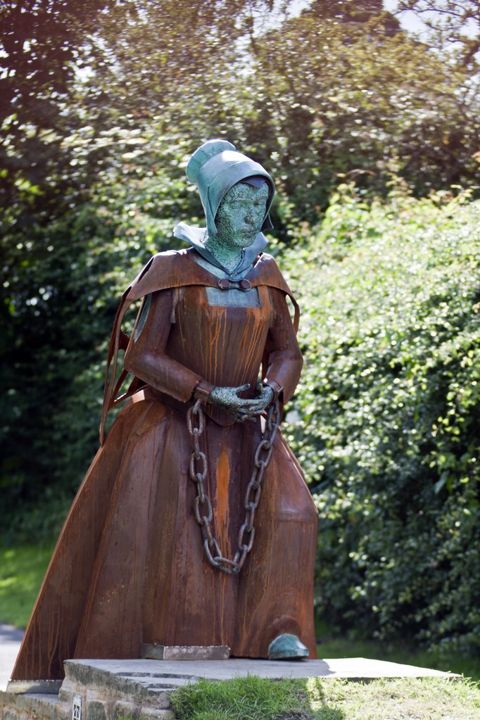 Čarodějnické procesy v Pendle Hill připomíná i tato sochařská skulptura. Zdroj foto:  Graham Demaline, CC BY-SA 3.0 , via Wikimedia Commons