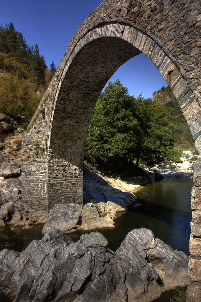 Na hladině řeky pod mostem se prý zjevuje obraz ďábla. Zdroj foto:   Klearchos Kapoutsis, CC BY 2.0 , via Wikimedia Commons