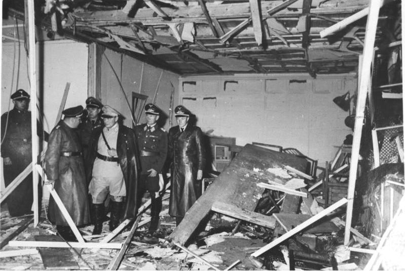 Prohlídka prostorů po výbuchu, při němž Hitler jako kdyby zázrakem unikl jisté smrti. FOTO: Bundesarchiv / Creative Commons / CC BY-SA 3.0