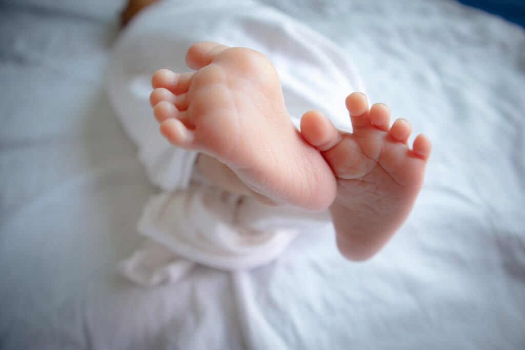 Porodní bába narozeným dětem zvěstovala předčasnou smrt, foto Pixabay