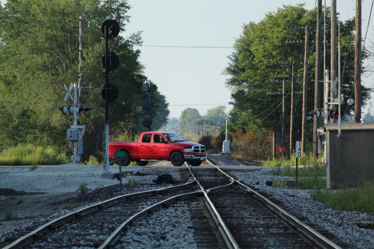Duchové prý nenechají auta stát nebezpečně blízko kolejím, foto Pixabay