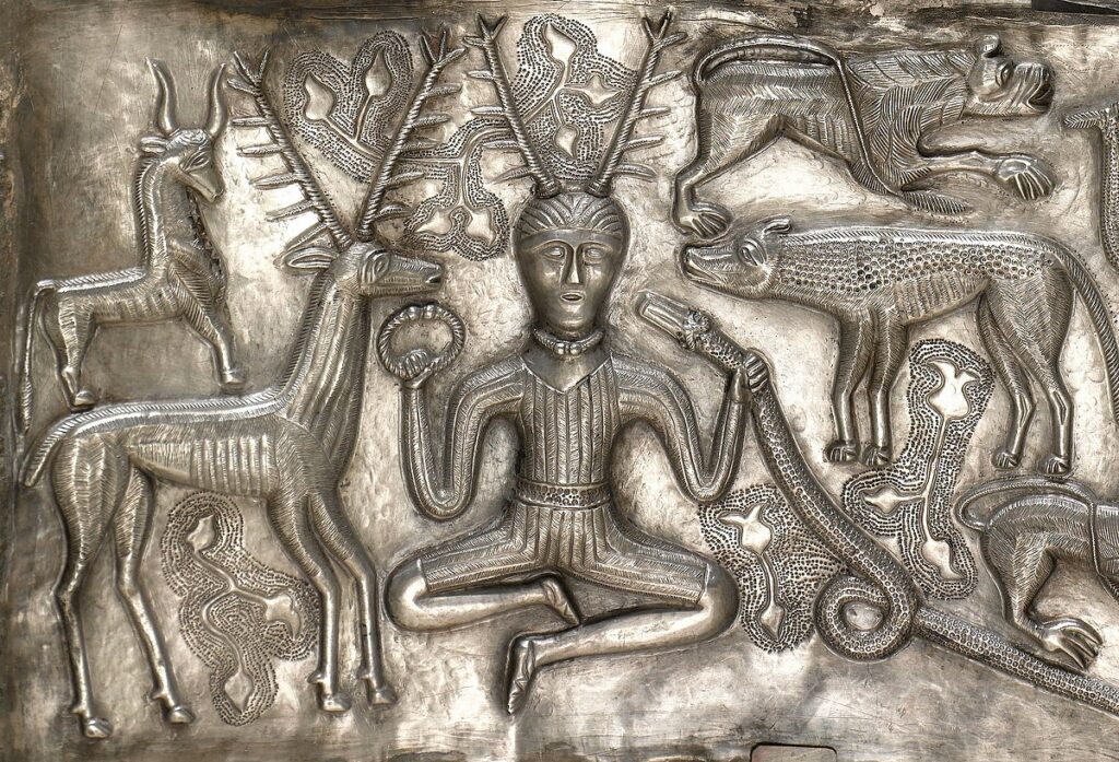 Postava boha s parožím zvaná Cernunnos na stříbrném kotlíku z Gundestrupu. Foto: Creative commons - Nationalmuseet, Roberto Fortuna og Kira Ursem /  CC-SA-3.0