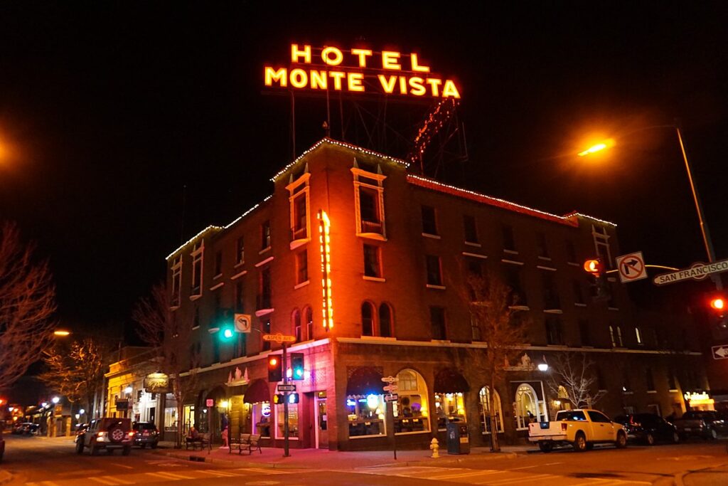 Hotel Monte Vista je slavný hotel, který se nachází jeden blok severně od US Route 66 ve Flagstaffu v Arizoně. Foto: StellarD / Creative Commons / CC-BY-SA-2.0 