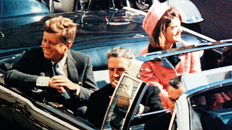Chvíle před atentátem na amerického prezidenta Johna F. Kennedyho