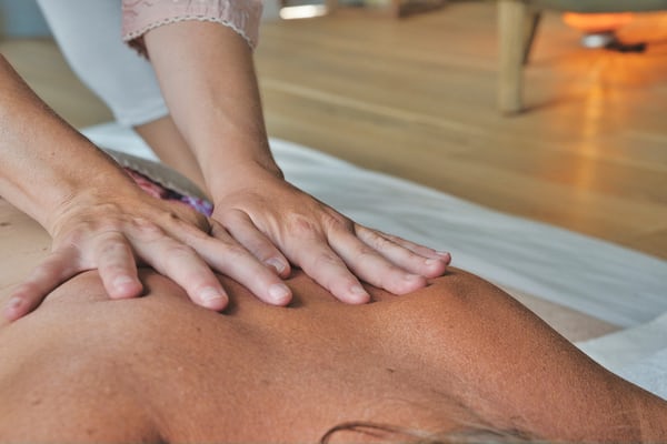 Technika léčby je založena na doteku či tlakovém působení na akupunkturní body, kterými má proudit životní energie. Foto: UnSplash