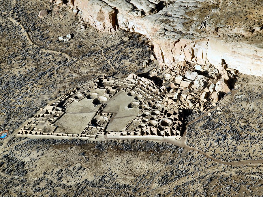 V kaňonu Chaco leží jedno z největších dochovaných puebel Anasaziů. FOTO: Bob Adams, Albuquerque, NM, CC BY-SA 3.0, via Wikimedia Commons