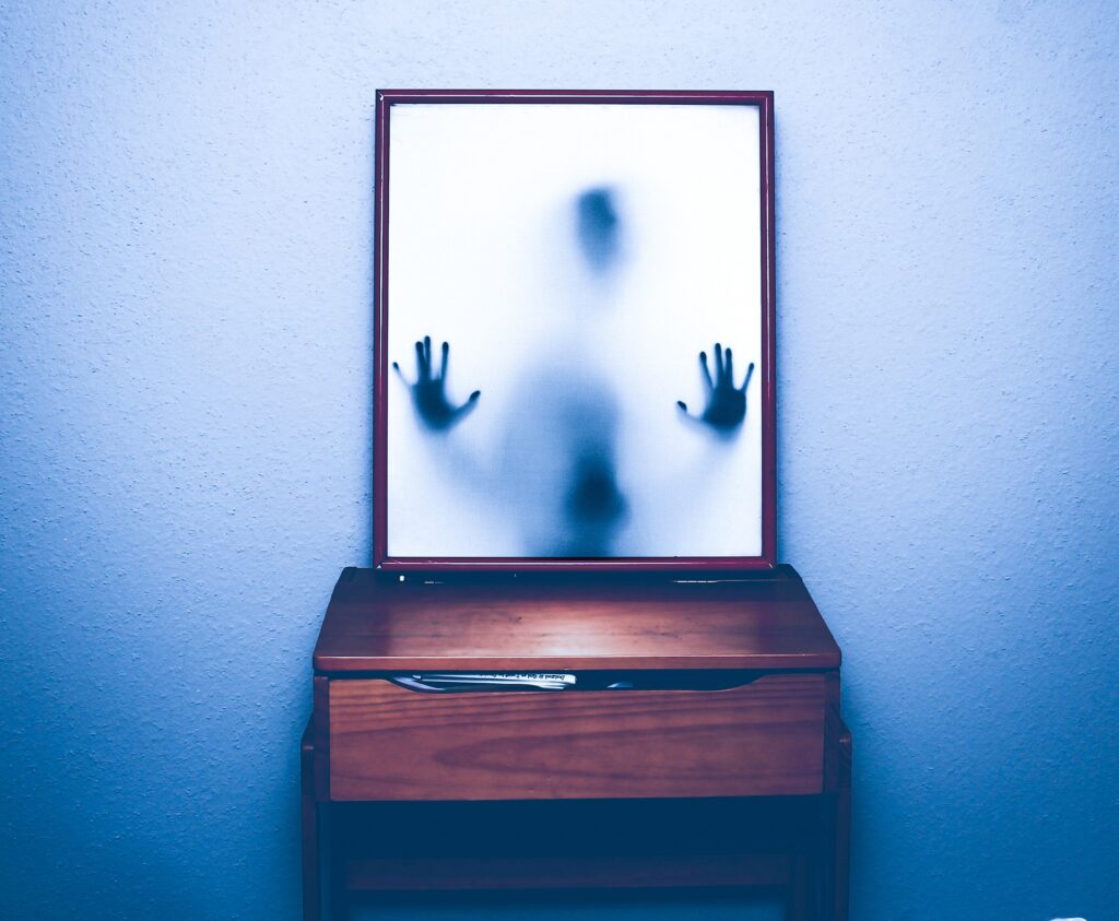 Přebývají za zrcadly temné bytosti? FOTO: Pixabay