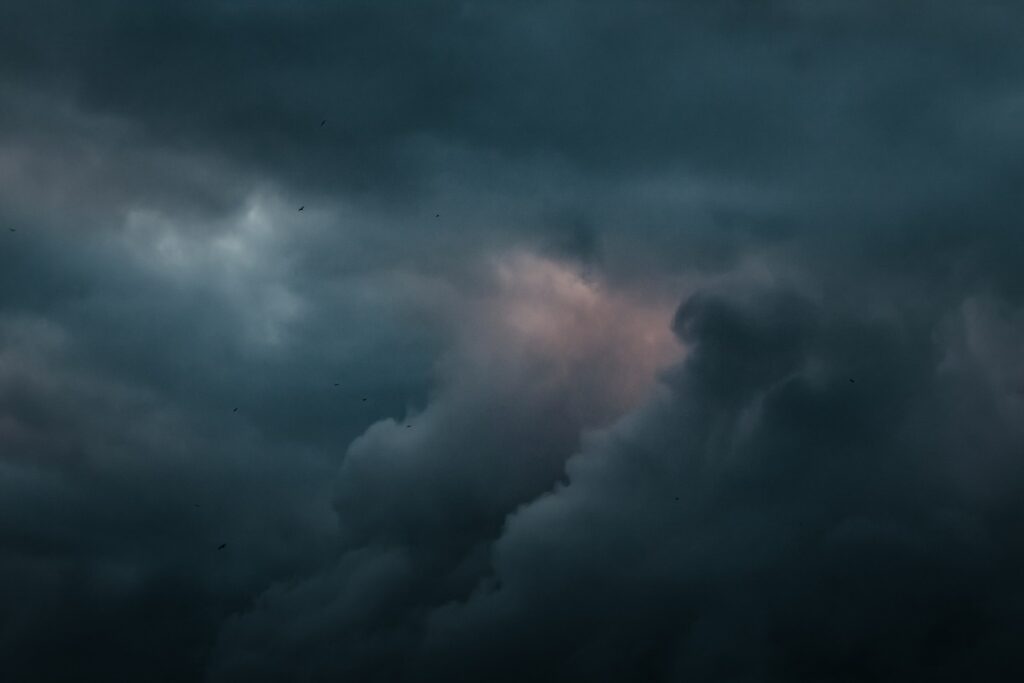 George Washington popisuje záhadné mraky coby temné, ale současně prý jako kdyby se v nich mísilo jasné a narudlé světlo. FOTO: Unsplash