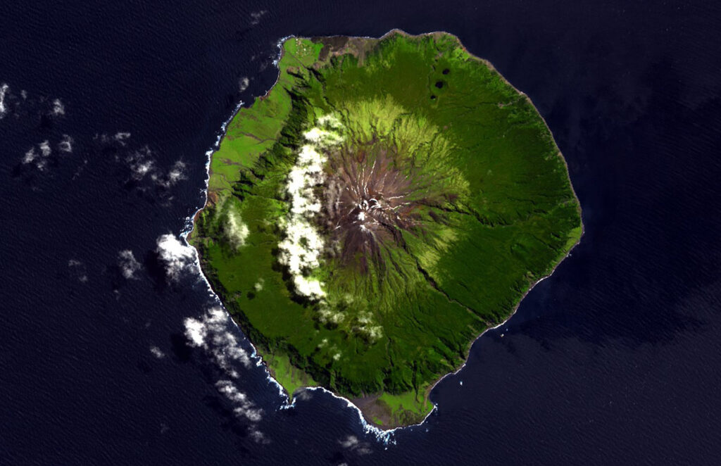 Satelitní snímek ostrova Tristan da Cunha. FOTO: NASA ASTER volcano archive jpl / Creative Commons / Volné dílo