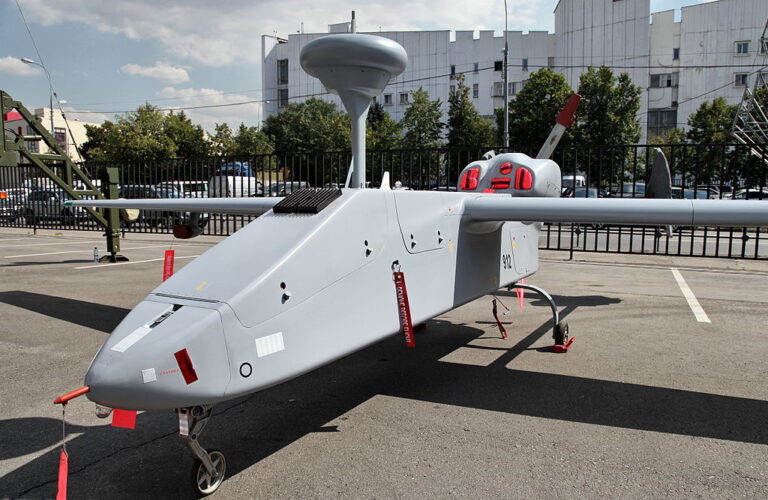 Existuje podezření, že záhadné stroje patří do flotily bezpilotních letounů ruských ozbrojených sil. Zdroj foto: Vitaly V. Kuzmin, CC BY-SA 4.0 <https://creativecommons.org/licenses/by-sa/4.0>, via Wikimedia Commons