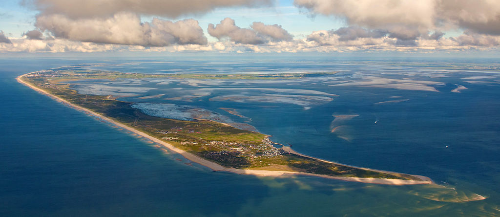 Při pohledu z letadla vynikne fakt, jak moc jsou Fríské ostrovy křehké v kontextu extrémních bouřlivých přílivů v Severním moři. Zdroj foto:  Ralf Roletschek, CC BY-SA 3.0 , via Wikimedia Commons