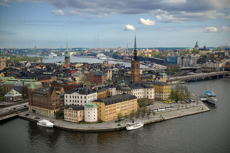 Rejdištěm černých dronů je ve velké míře i nebe nad hlavním městem Stockholmem. Zdroj foto: Benoît Derrier from Stockholm, Sweden, CC BY-SA 2.0 , via Wikimedia Commons