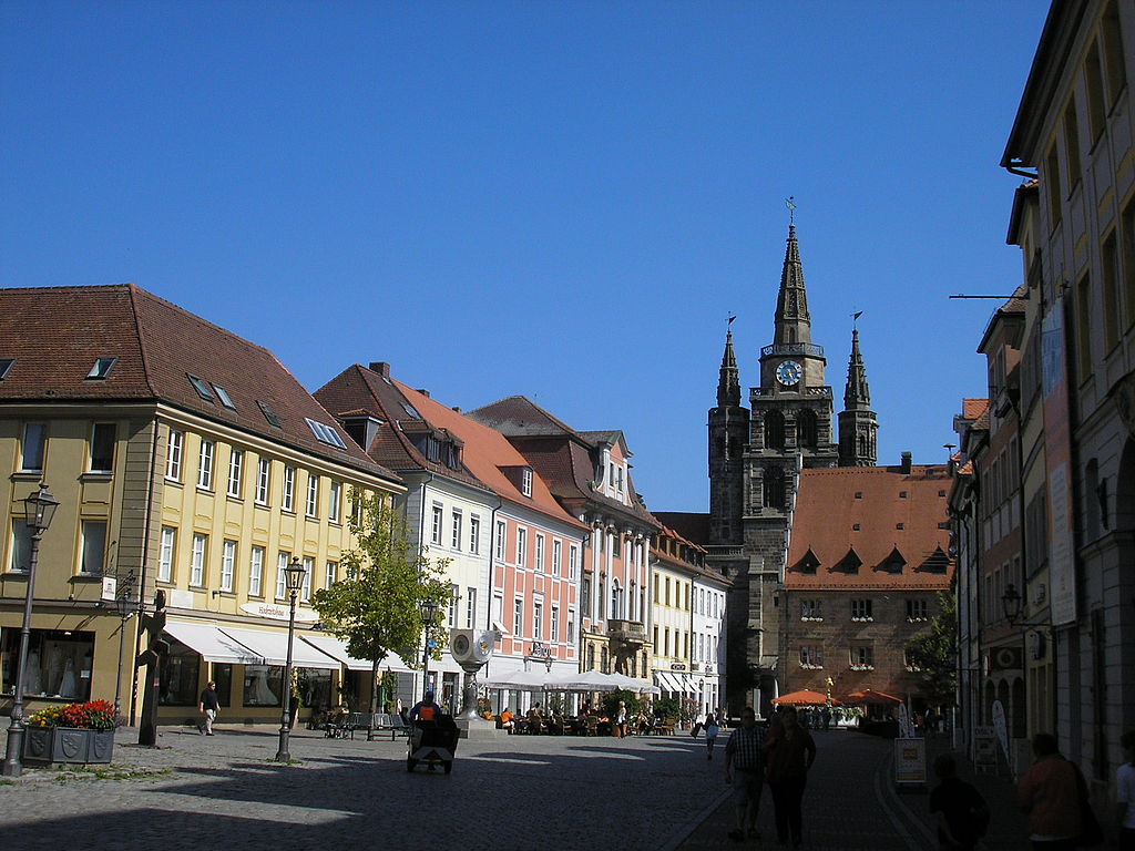 Hauserova životní pouť  se završila v bavorském městě Ansbach. Zde je také pohřbený. Zdroj foto:  Michael Sander, CC BY-SA 3.0 , via Wikimedia Commons
 
