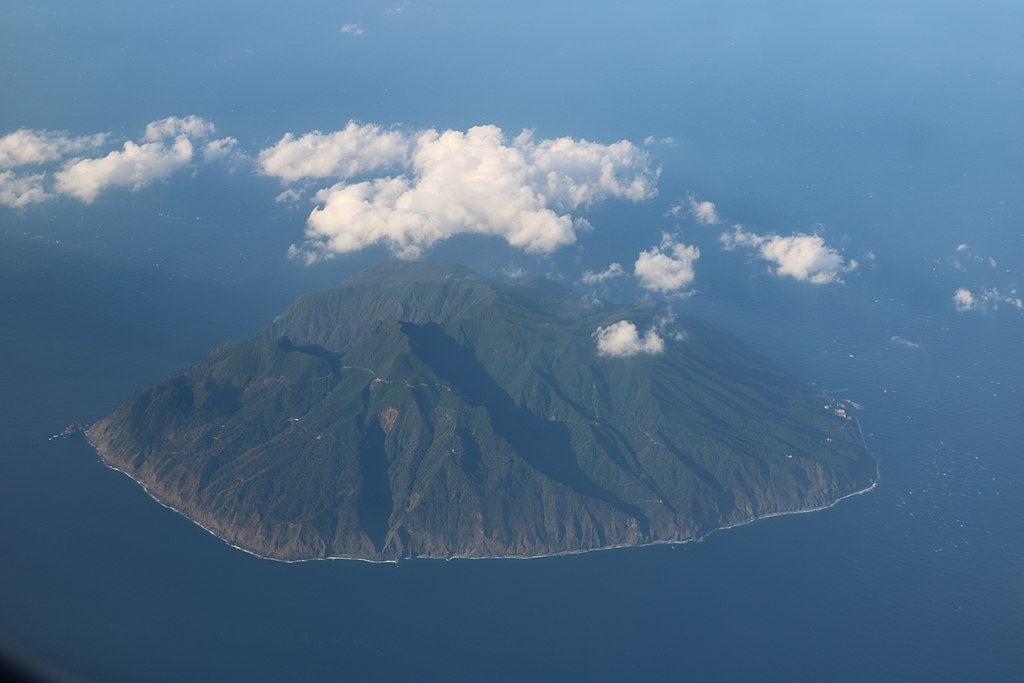 Záhadné úkazy se objevují nejen na volném moři, ale  i na pobřeží izolovaných ostrovů. Zdroj foto:  さかおり, CC BY-SA 4.0 , via Wikimedia Commons

 

