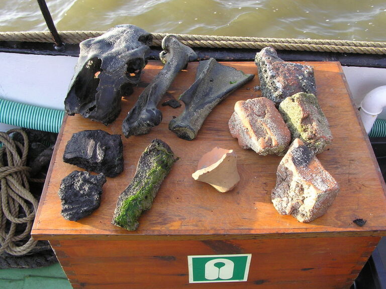 Tyto nálezy, vyzdvižené z mořského dna, mají pravděpodobně souvislost se zmizelým městem Rungolt. Zdroj foto: Joachim Müllerchen, CC BY-SA 2.0 DE , via Wikimedia Commons