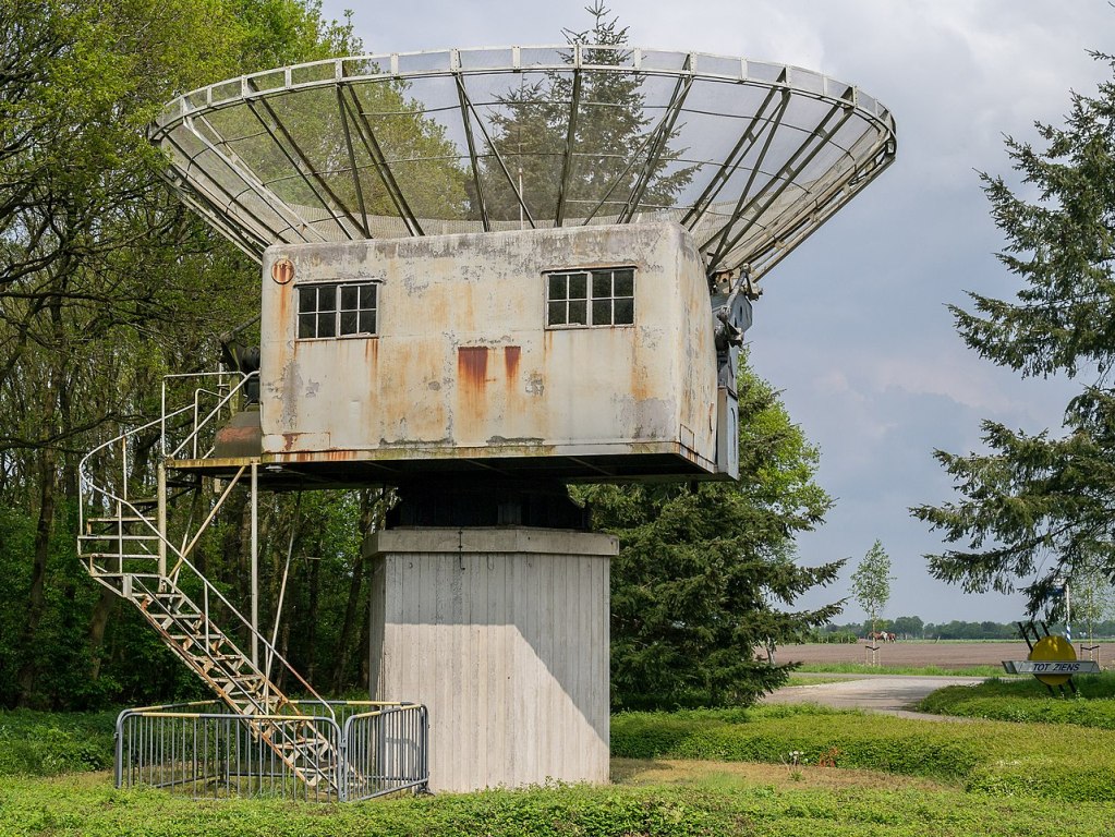 Jeden z radarů Würzburg, který našel po válce uplatnění v Nizozemsku. Zdroj foto:  Unknown author, Public domain, via Wikimedia Commons

 
