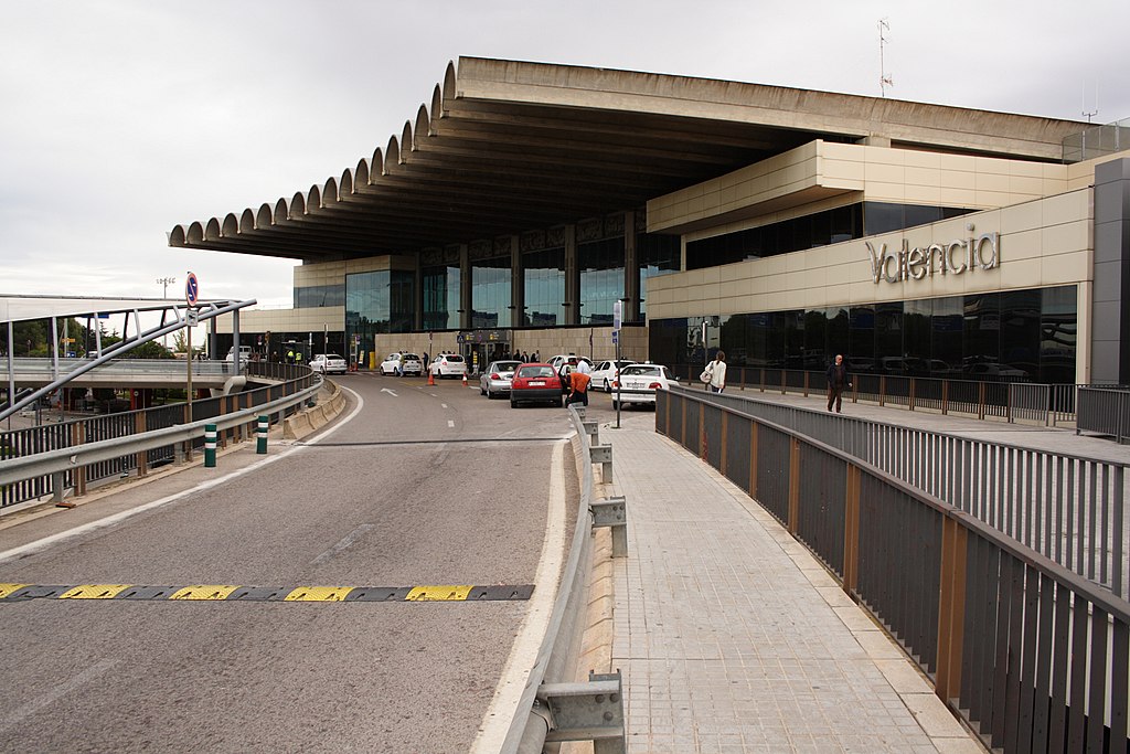 Letadlo obtěžované UFO nouzově přistálo na letišti Manises u Valencie. Zdroj foto:  א (Aleph), CC BY-SA 3.0 , via Wikimedia Commons
 

