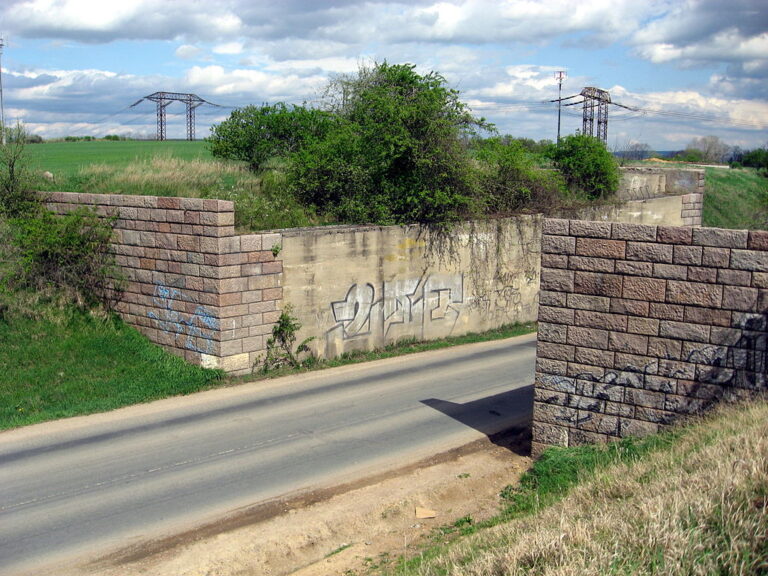 Nedokončené opěry mostu Hitlerovy dálnice. Zdroj foto: Dezidor, CC BY 3.0 , via Wikimedia Commons