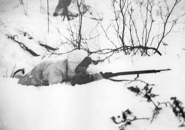 Finský voják v akci. Měl také on v kapse tablety pervitinu nebo heroinu? Zdroj foto: Unknown photographer, Public domain, via Wikimedia Commons