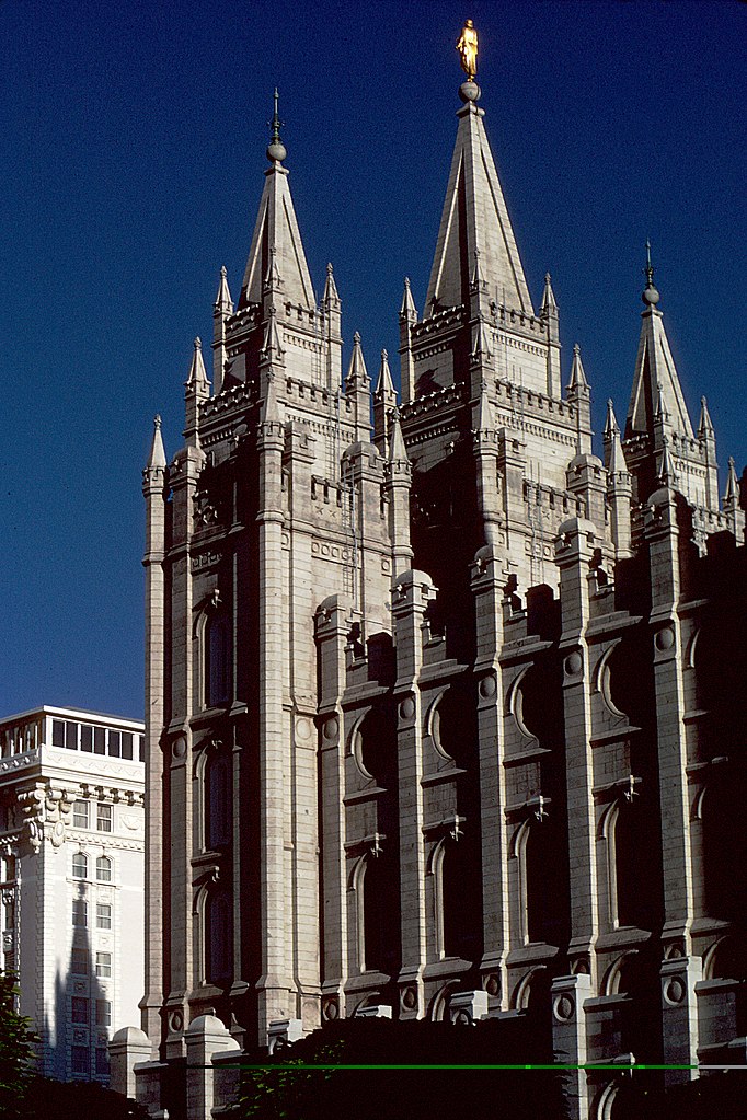 Svatostánek mormonů se sochou anděla Moroniho na vrcholku kostelní věže. Zdroj foto: Linda Bartlett (Photographer), Public domain, via Wikimedia Commons