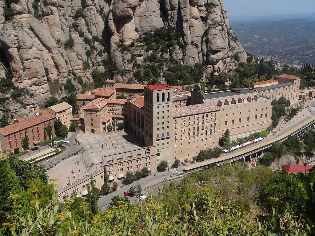 Benediktinský klášter na hoře Montserrat v Katalánsku. I nad ním se opakovaně vznášelo UFO. Zdroj foto:  Jordiferrer, CC BY-SA 4.0 , via Wikimedia Commons

