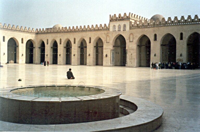 Al-Hakimova mešita v egyptské Káhiře. Zdroj foto: Michel Benoist Mbenoist at fr.wikipedia, CC BY 2.5 <https://creativecommons.org/licenses/by/2.5>, via Wikimedia Commons