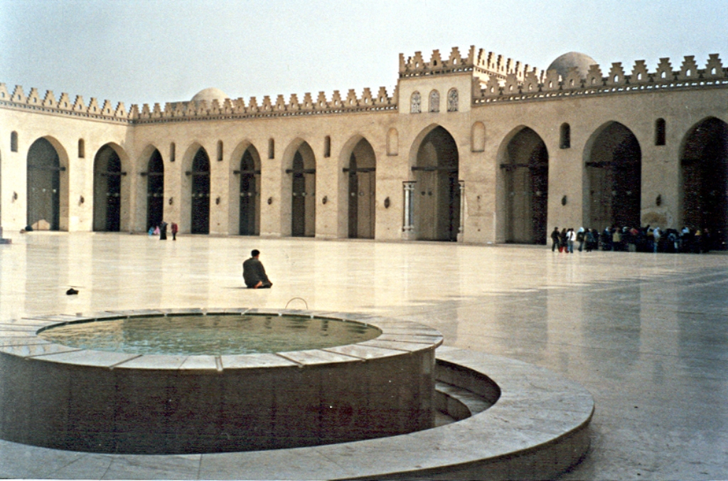 Al-Hakimova mešita v egyptské Káhiře. Zdroj foto:  Michel Benoist Mbenoist at fr.wikipedia, CC BY 2.5 , via Wikimedia Commons
 
