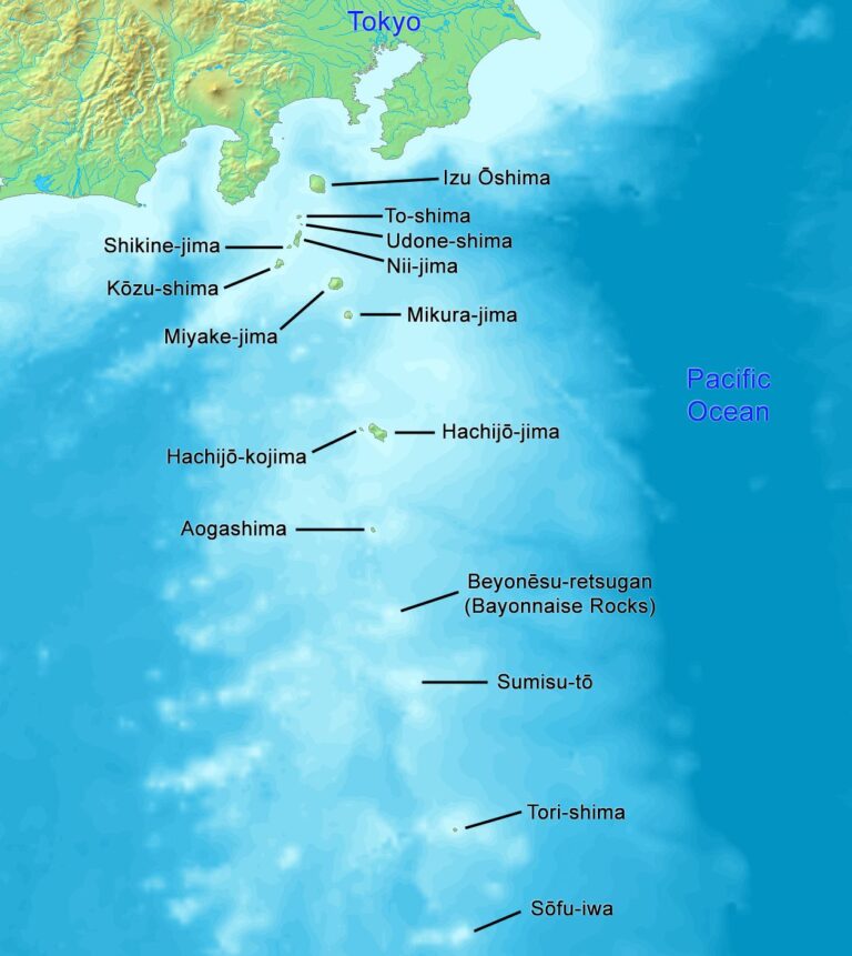 Součástí Dračího trojúhelníku jsou ostrovy Izu. Zdroj obrázku: Artanisen, Public domain, via Wikimedia Commons