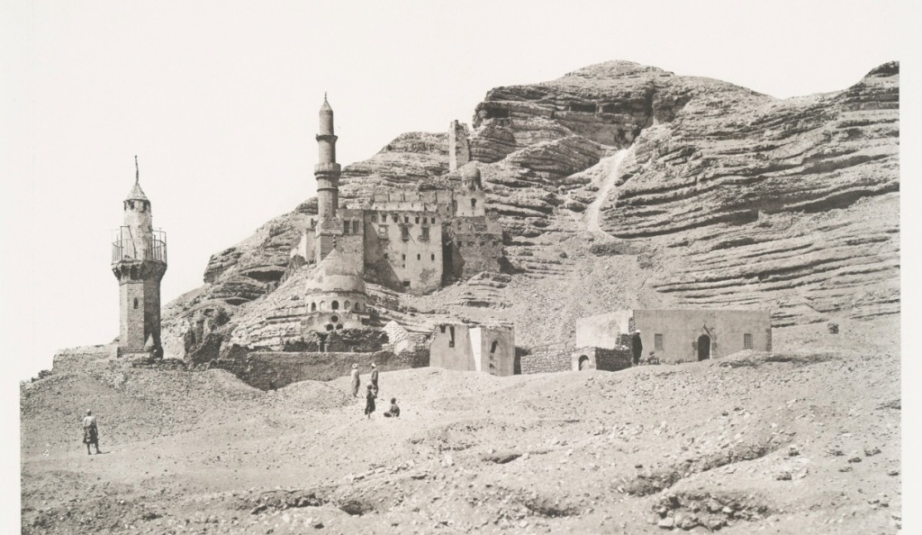 Život Al-Hakima vyhasl pravděpodobně v lokalitě Mokattam u Káhiry. Zdroj foto:   Palmieri, André, Public domain, via Wikimedia Commons
 
