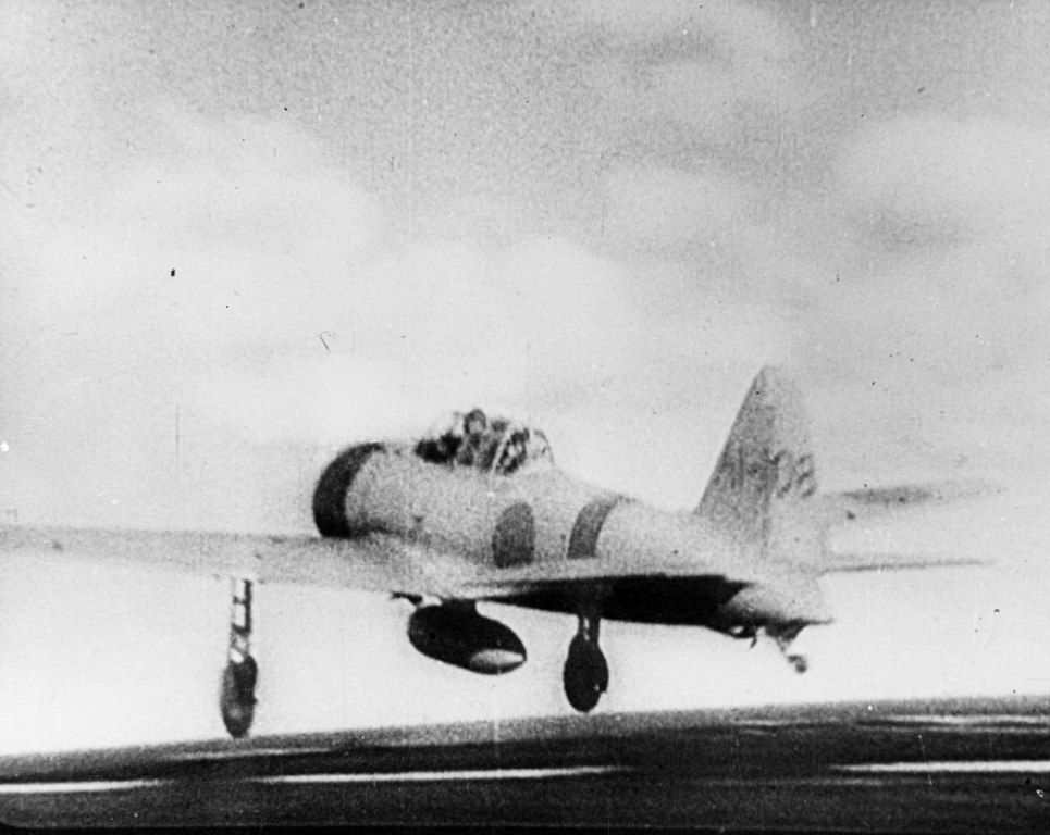 Na sklonku druhé světové války zmizelo v Dračím trojúhelníku letadlo Mitsubishi Zero i s pilotem  Kawamotem. Zdroj foto: Artanisen, Public domain, via Wikimedia Commons
 
