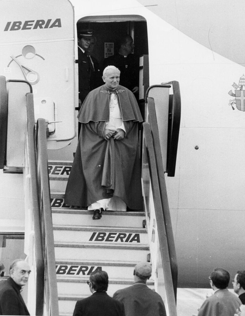 V roce 2000 se tehdejší papež Jan Pavel II. omluvil za počínání inkvizice. Foto: Iberia Airlines / CC BY 2.0