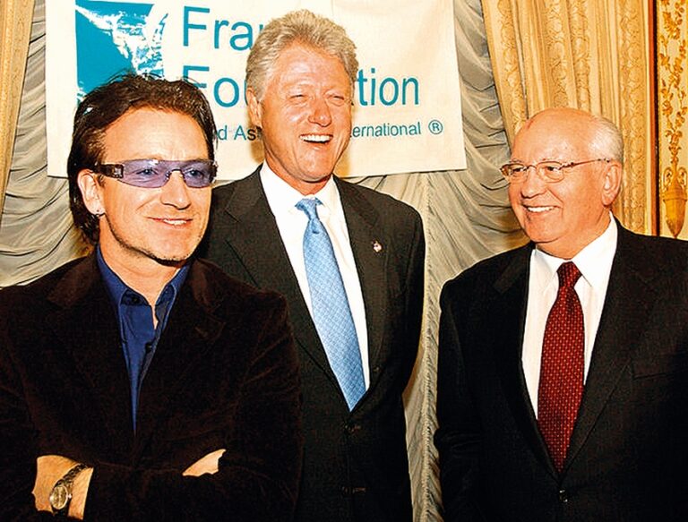 Exprezident USA Bill Clinton ve společnosti hudebníka Bono a Gorbačova