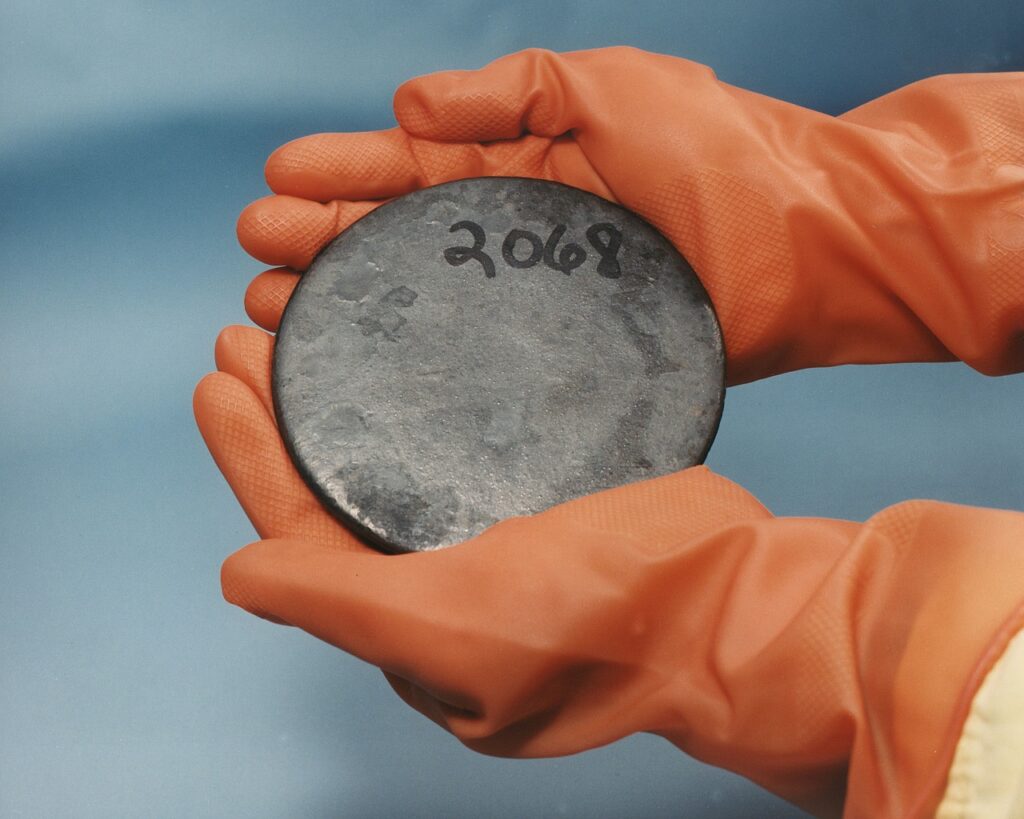 Kovový uran vysoce obohacený izotopem U-235, foto Pixabay