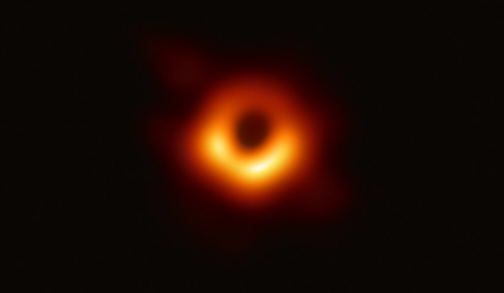 První snímek supermasivní černé díry ve středu naší galaxie, foto Event Horizon Telescope / Creative Commons / CC BY 4.0 
