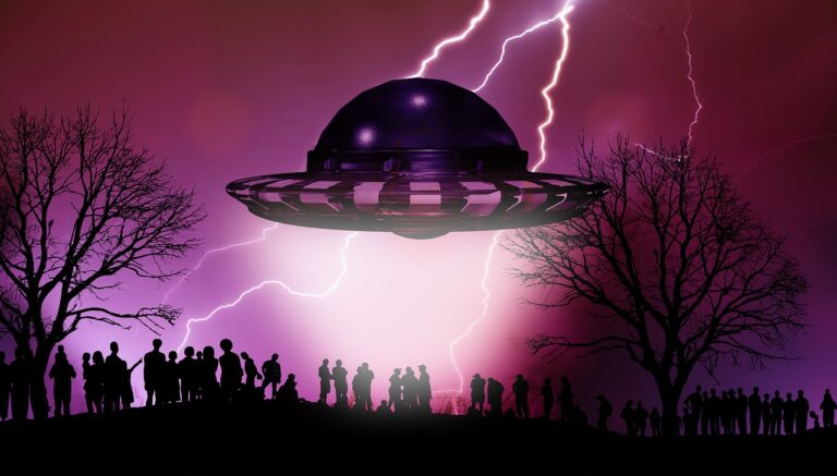 Početná skupina lidí pozorovala UFO, ze kterého vyšel blesk, foto Pixabay