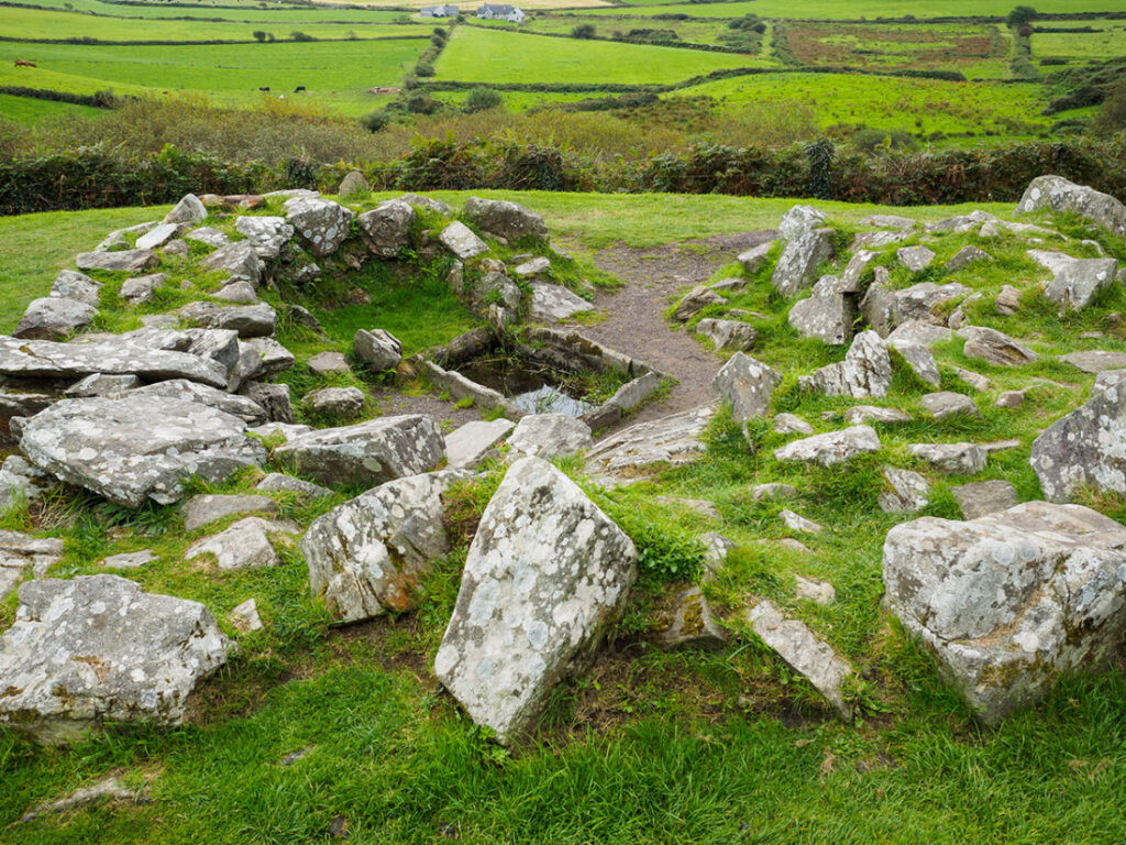 Drobných kamenných staveb je po Irsku rozeseto mnoho. Foto: WI Resident/Creative commons/CC BY-SA 4.0