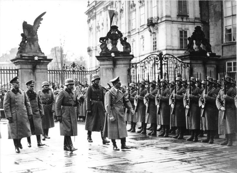 Hitler na Pražském hradě. Foto Bundesarchiv - CC - BY-SA 3.0 de