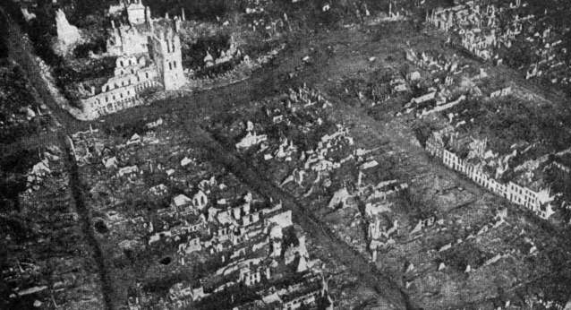Takhle dopadlo válkou zdevastované město Ypres. Pomáhal tam přízračný zdravotník? FOTO: neznámý autor / Creative Commons / volné dílo 