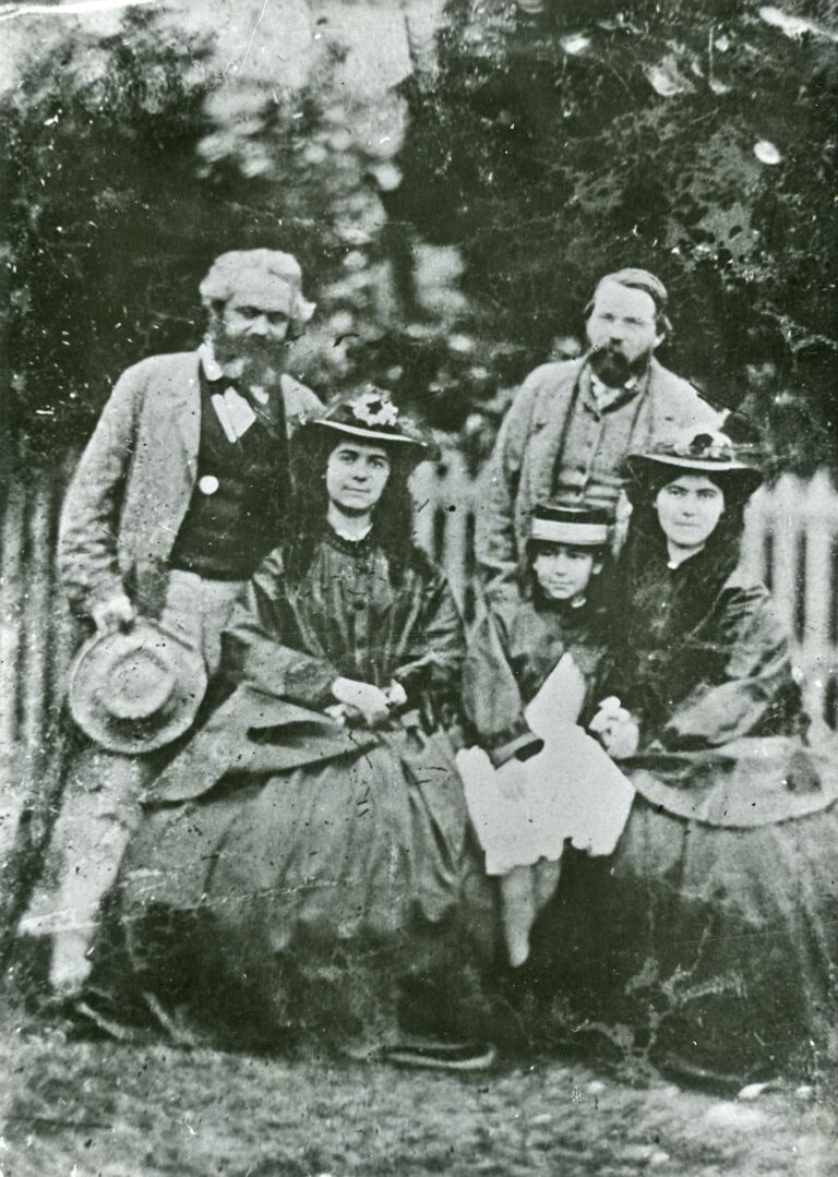 Karel Marx (vlevo) se svými dcerami a s Bedřichem Engelsem. FOTO: neznámý autor / Creative Commons / volné dílo