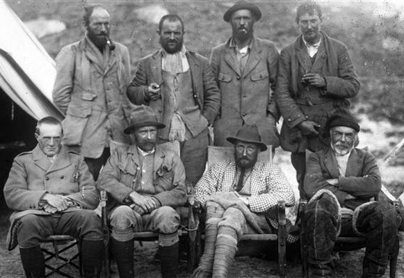 Expedice na Everest z roku 1921. Mallory v horní řadě zcela vpravo. FOTO: neznámý autor / Creative Commons / volné dílo