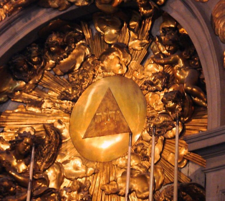 Tetragrammaton jako součást výzdoby kaple ve Versailles. Zdroj foto: Pvasiliadis, CC BY-SA 3.0 <https://creativecommons.org/licenses/by-sa/3.0/>, via Wikimedia Commons