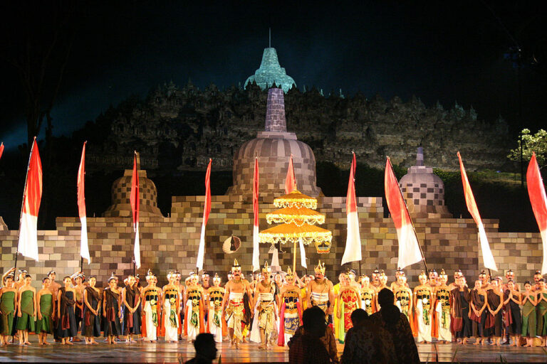 Baletní představení před Borobudurem s názvem „Mahákarja Borobudur“. Foto: Flying Pharmacist / CC - SA - 3.0