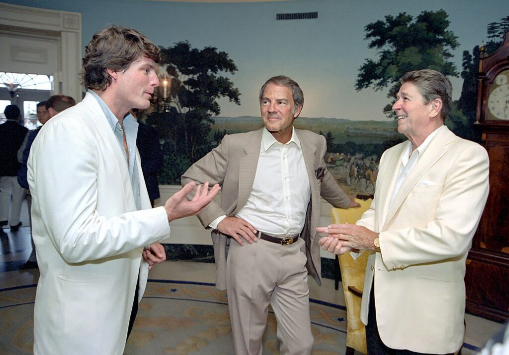 Ještě zdravý Christopher Reeve (vlevo) na snímku v hovoru s americkým prezidentem Ronaldem Reaganem (vpravo). FOTO: neznámý autor / Creative Commons / volné dílo 