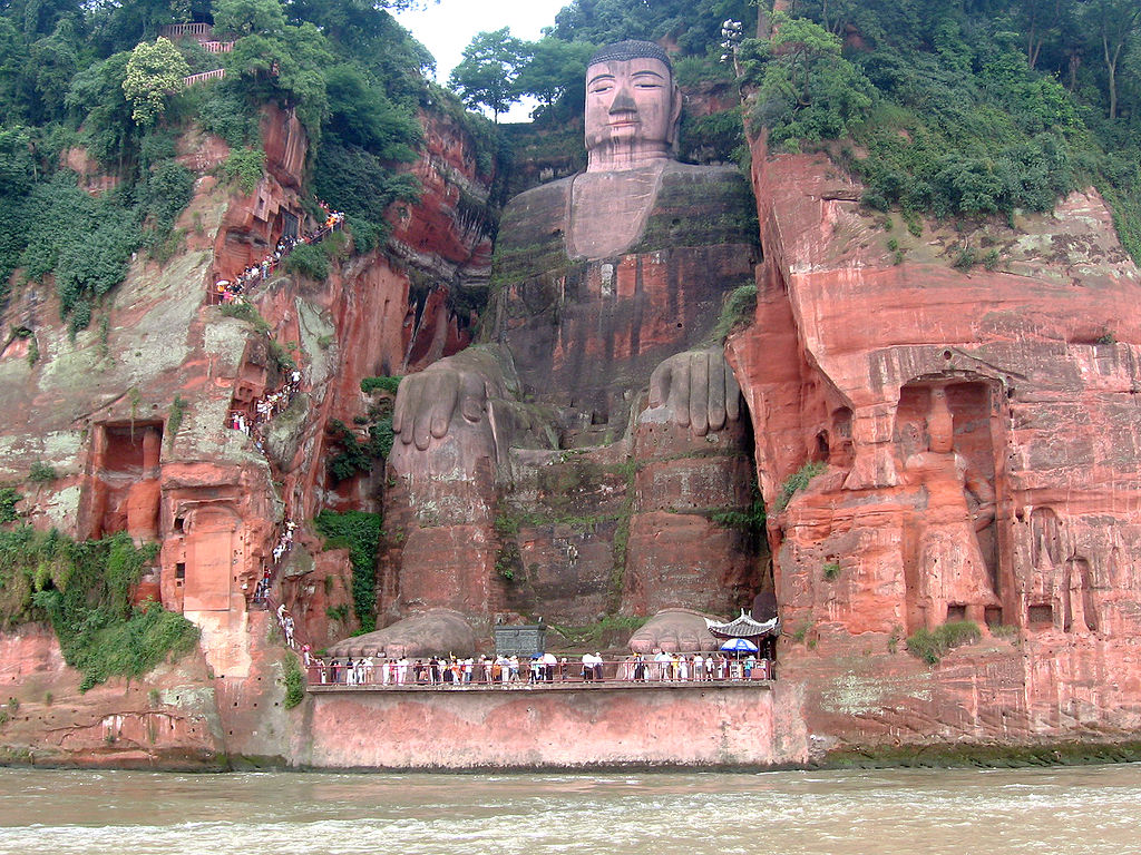 Výška sochy přesahuje sedmdesát metrů. Zdroj foto:  Ariel Steiner, CC BY-SA 2.5 , via Wikimedia Commons