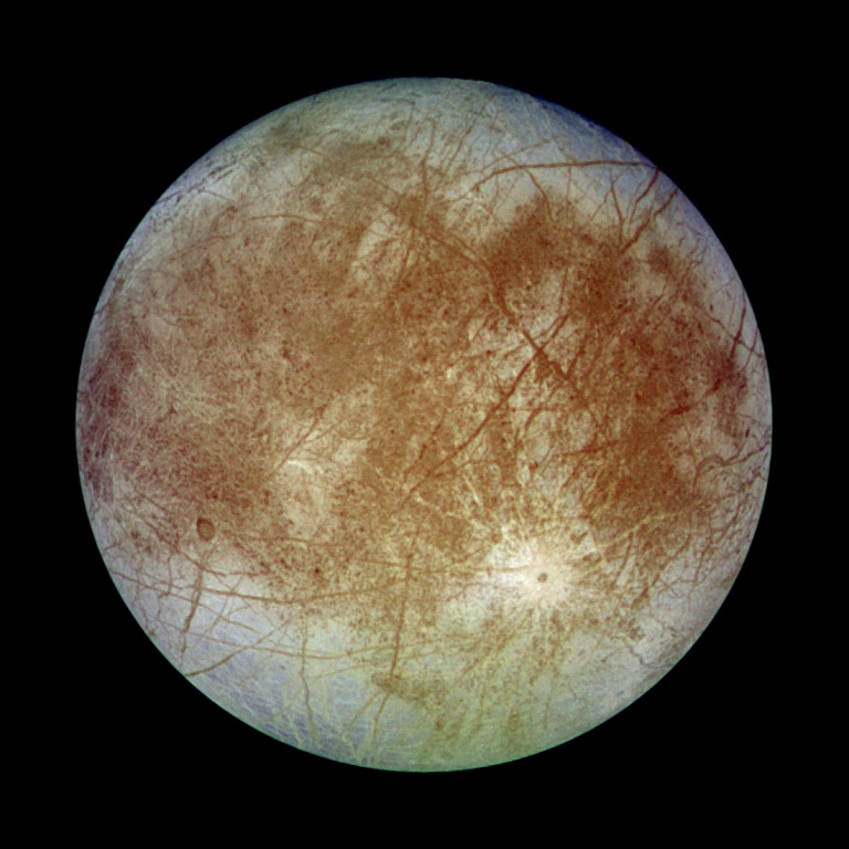 Jupiterův měsíc Európa. Zdroj foto: NASA/JPL/DLR, Public domain, via Wikimedia Commons