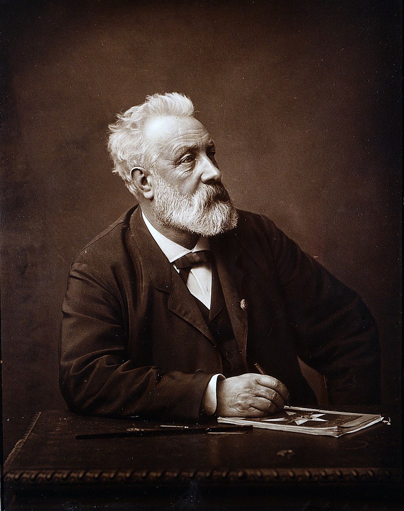 Jules Verne patří k nejpřekládanějším světovým autorům. Zdroj obrázku:  Ch. Herbert, Amiens. http://www.collections.musee-bretagne.fr/ark:/83011/FLMjo247067, Public domain, via Wikimedia Commons


