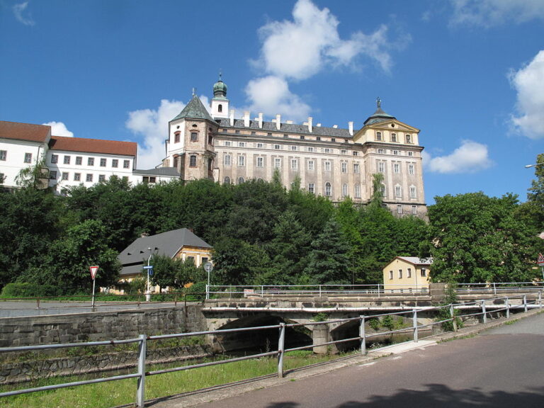 Benediktinský klášter v Broumově. Pohled od východu. Zdroj foto: Dezidor, CC BY 3.0 <https://creativecommons.org/licenses/by/3.0>, via Wikimedia Commons