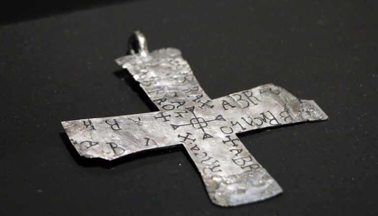 Zaklínadlo ABRACADABRA se umisťovalo i na křesťanské amulety na přelomu šestého a sedmého století našeho letopočtu. Zdroj foto: Cangadoba, CC BY-SA 4.0 , via Wikimedia Commons