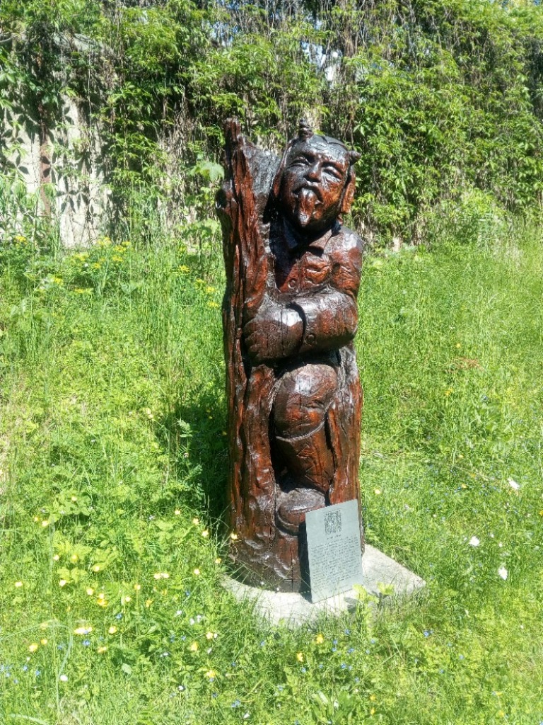 Na pověst upozorňuje  dřevěná socha čerta, neodbytného nápadníka dívky Josefy.  Foto autor 