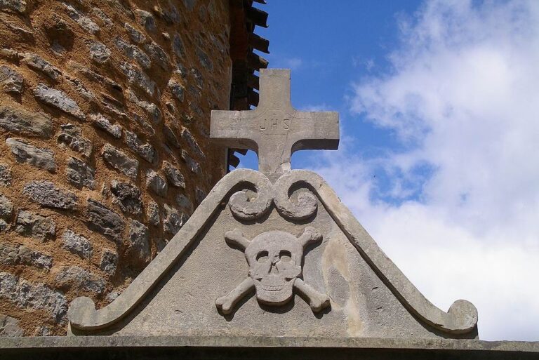 V Rennes-le-Château nechybí ani symboly pomíjivosti lidského života. Zdroj foto: Pumuckel42, CC BY-SA 3.0 <https://creativecommons.org/licenses/by-sa/3.0/>, via Wikimedia Commons